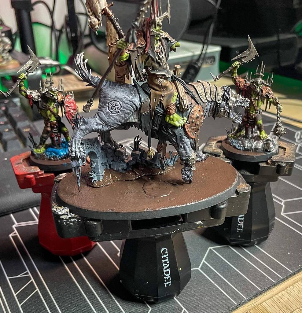 BigGeordieGeek's tweet photo. Made a lot more progress on the Killabosses for day 52 of the #HobbyStreak
#Warmongers #WarhammerCommunity #WarHamFam #WarhammerAoS #WarhammerAgeOfSigmar #AoS #AgeOfSigmar #OrrukWarclans #Kruleboyz #Killaboss #BGG https://t.co/LH4jQgnXD4 https://t.co/Zc1zxkCjLW