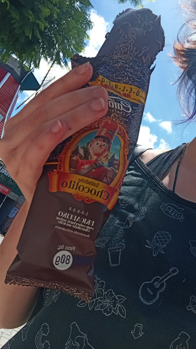 LiaLainVS's tweet photo. pior picolé/gelato q já comi. Era pra ser brigadeiro, tem gosto daqueles chocolates de bolinha de futebol (aka: chocolate de sabão) com côco 🥥. Paguei 10 conto por curiosidade, pagava isso em dois da vendinha de rua e seria melhor https://t.co/XqBe1Mtk4w