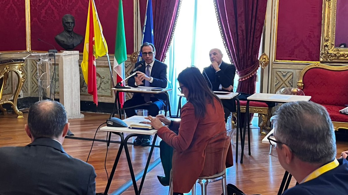 AlessandArico's tweet photo. In commissione parlamentare #Trasporti per parlare dell’Ast e trasporto pubblico regionale.

L’impegno del #governoSchifani è mantenere i livelli occupazionali dell’azienda e migliorare i servizi di trasporto pubblico, oltre a potenziare i collegamenti e i trasporti ferroviari. https://t.co/JGmQ0Hsfni