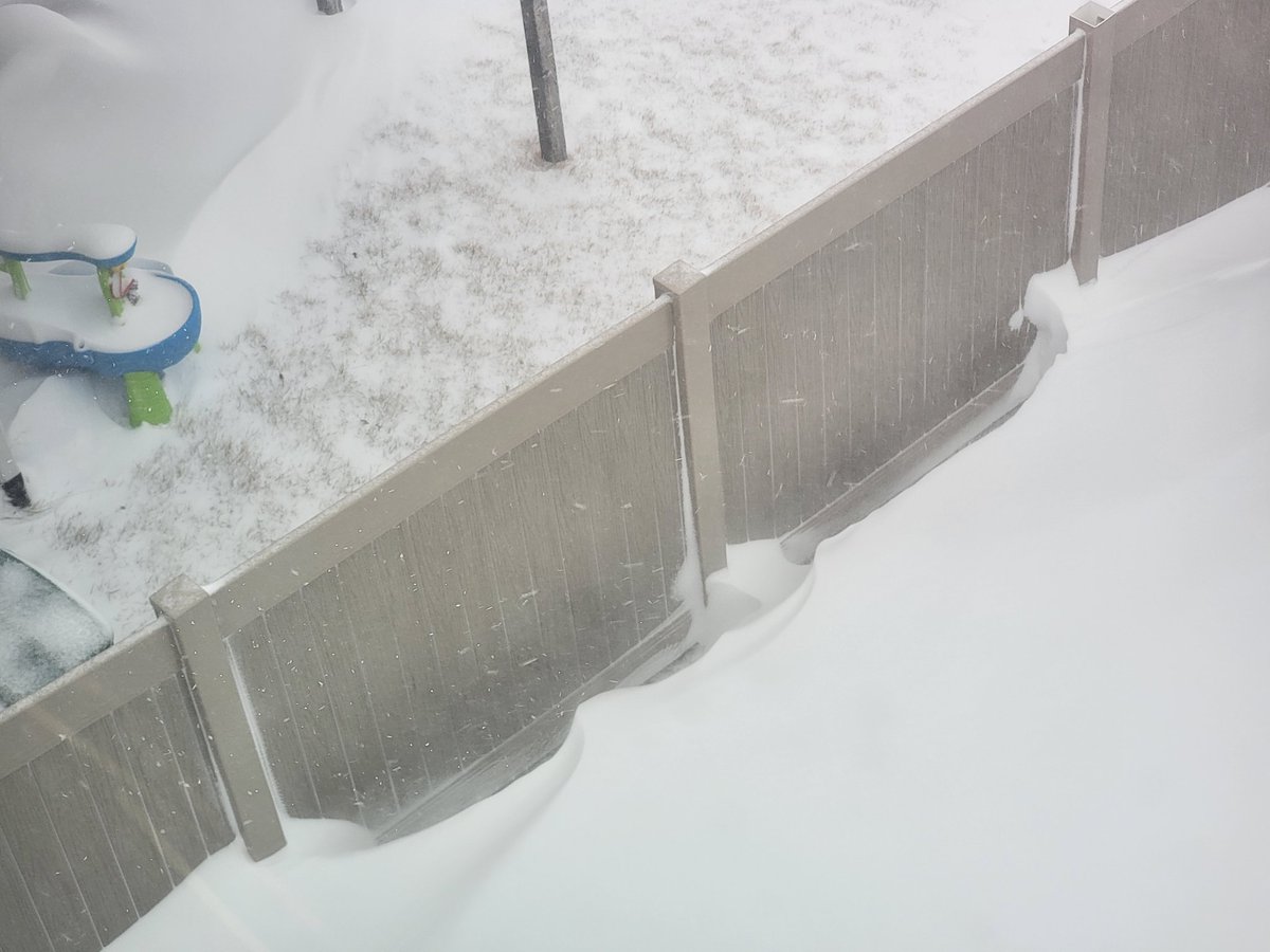 youtah's tweet photo. We've got bare lawn on parts of the yard and to 3+ foot drifts on the others.

The winds have been blowing 30mph all night with gusts into the mid to high 40's. Just listen to that wind!

Traverse Mountain in @LehiCity #Utah
#ut #utwx #wx #snow #Snowmageddon #wxgeeks https://t.co/l1706XHyNI