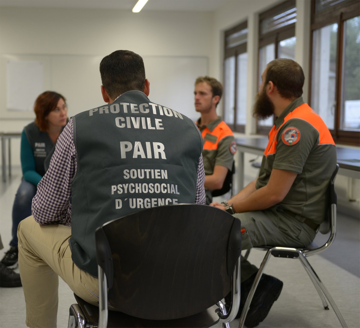 PCiVD's tweet photo. Pour aider les astreints confrontés à des situations sensibles dans l'accomplissement d'une mission, la #Protectioncivilevaudoise dispose d'une cellule de pairs débriefeurs, spécifiquement formés par des psychologues et spécialistes pour apporter un soutien psychosocial. https://t.co/kvnORYX4J2