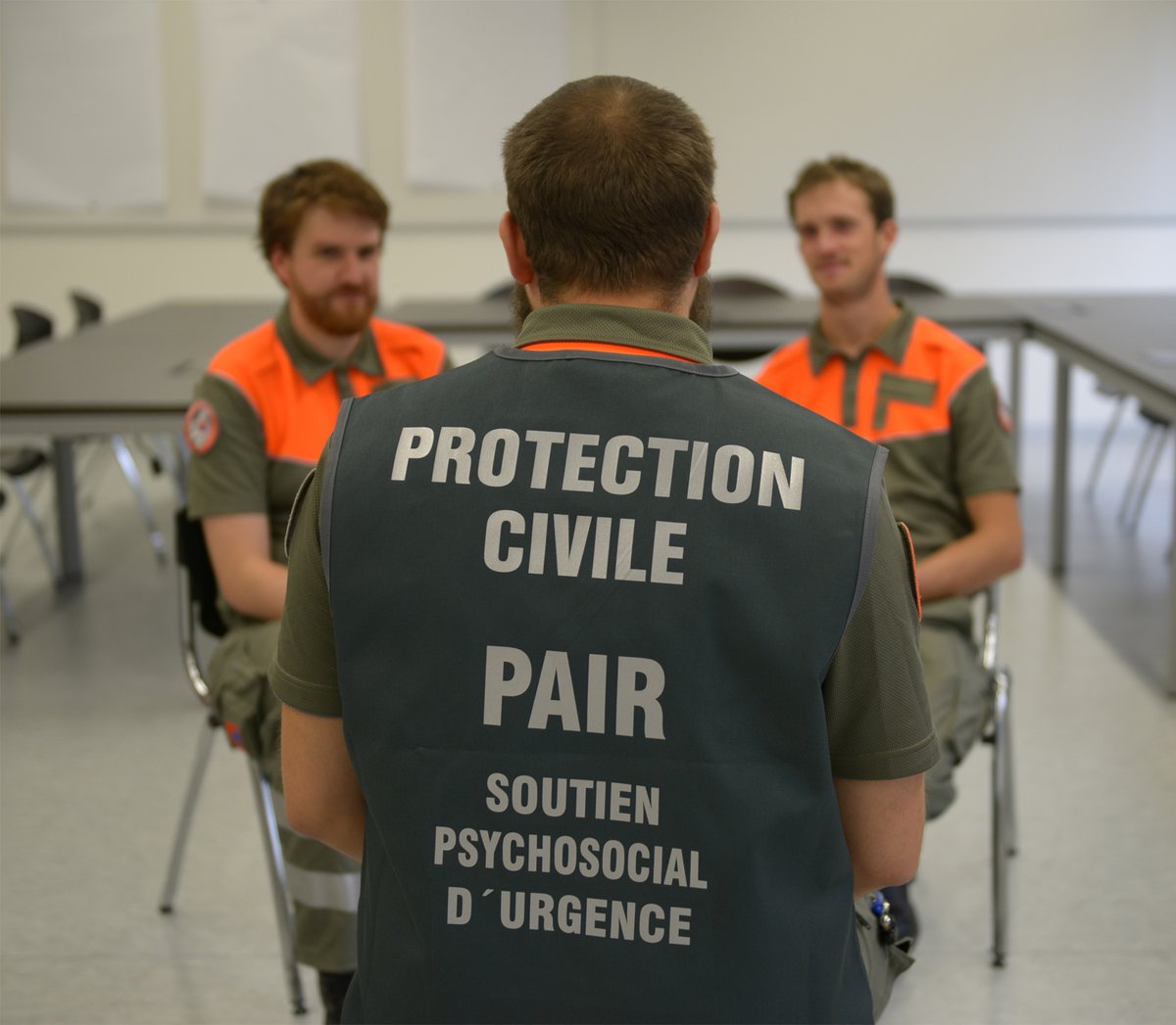 PCiVD's tweet photo. Pour aider les astreints confrontés à des situations sensibles dans l'accomplissement d'une mission, la #Protectioncivilevaudoise dispose d'une cellule de pairs débriefeurs, spécifiquement formés par des psychologues et spécialistes pour apporter un soutien psychosocial. https://t.co/kvnORYX4J2