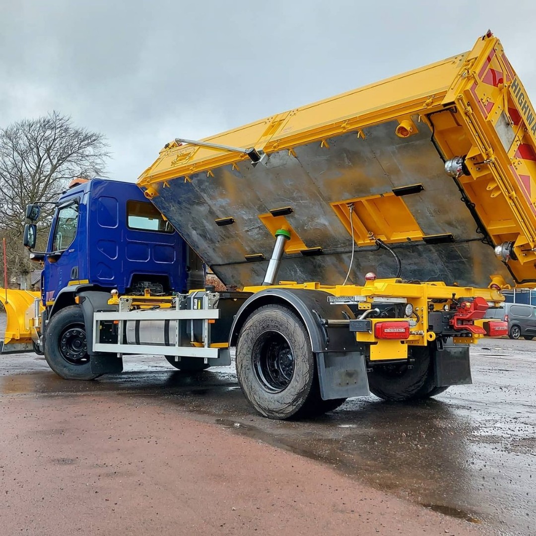 Harsh 3 Way tipping rams use a ball and socket body mounting as standard, coupled with our compact underfloor cylinders fixed in a bespoke cradle. The range covers 3.5t to 32t GVW chassis.

#Harsh #Tipping #Lift