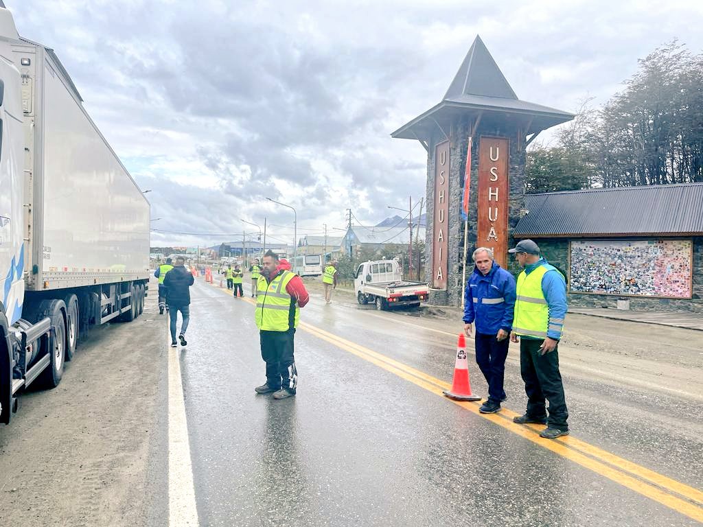 joserarteaga's tweet photo. 🇦🇷 👉 Nación y provincia articulamos políticas de control para brindar mayor seguridad y mejores cuidados a las y los argentinos que transitan nuestras rutas, como nos pide el ministro @DiegoGiuliano.
#ViajáSeguro
#ControlDeTransporte https://t.co/Pl3DJbzvOd