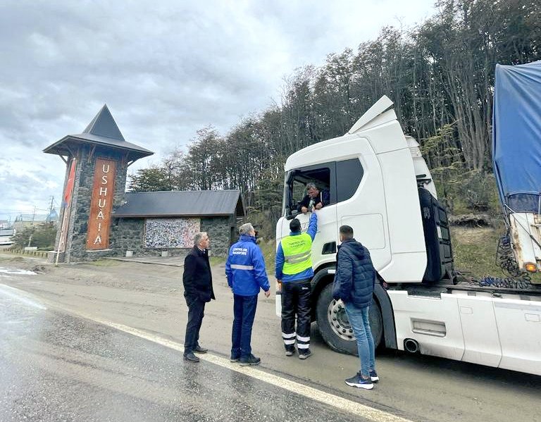 joserarteaga's tweet photo. 🇦🇷 👉 Nación y provincia articulamos políticas de control para brindar mayor seguridad y mejores cuidados a las y los argentinos que transitan nuestras rutas, como nos pide el ministro @DiegoGiuliano.
#ViajáSeguro
#ControlDeTransporte https://t.co/Pl3DJbzvOd