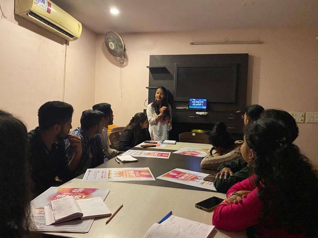 RKMIndiaorg's tweet photo. आज राष्ट्रीय कला मंच दि���्ली , प्रांत टोली की बैठक रही जिसमे आगामी कार्यक्रम मदारी हेतु पीपीटी प्रस्तुति रही साथ ही @nsffmumbai कार्यक्रम का पोस्टर विमोचन किया गया । बैठक में मुख्य रूम से राष्ट्रीय कला मंच राष्ट्रीय संयोजिका गुंजन ठाकुर जी का रहना हुआ https://t.co/L6CKfBofTv