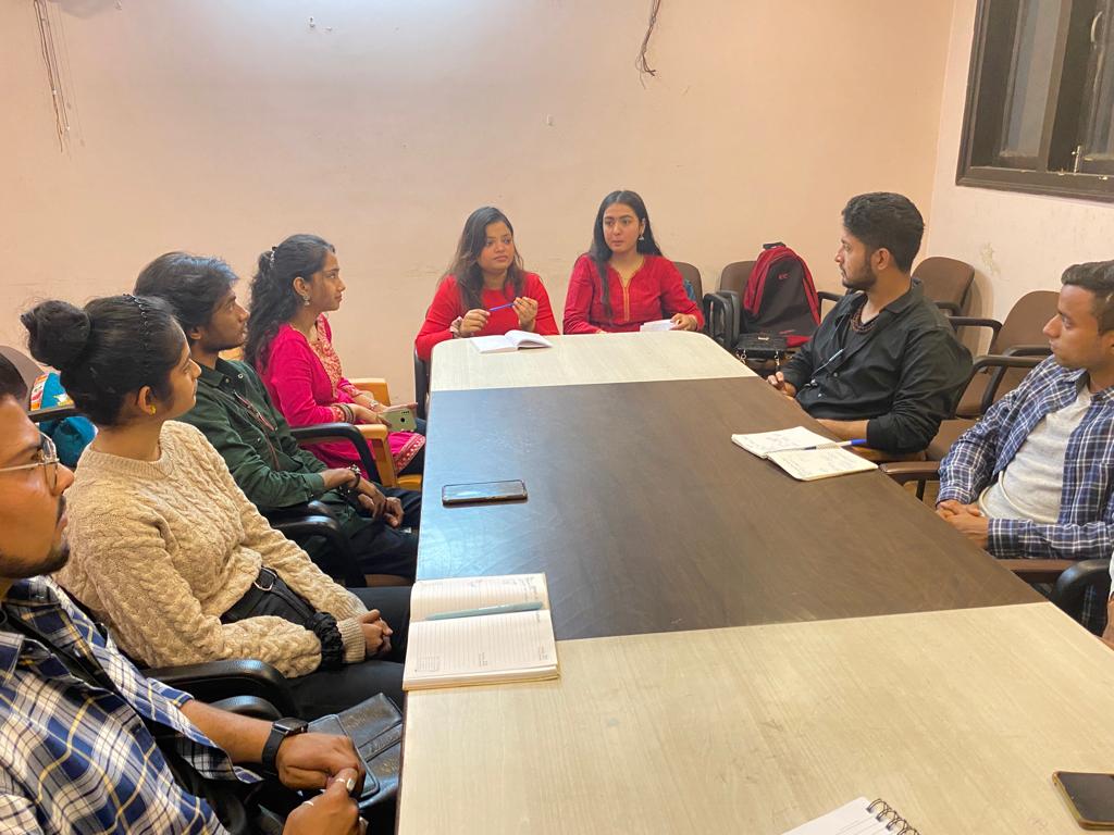 RKMIndiaorg's tweet photo. आज राष्ट्रीय कला मंच दि���्ली , प्रांत टोली की बैठक रही जिसमे आगामी कार्यक्रम मदारी हेतु पीपीटी प्रस्तुति रही साथ ही @nsffmumbai कार्यक्रम का पोस्टर विमोचन किया गया । बैठक में मुख्य रूम से राष्ट्रीय कला मंच राष्ट्रीय संयोजिका गुंजन ठाकुर जी का रहना हुआ https://t.co/L6CKfBofTv