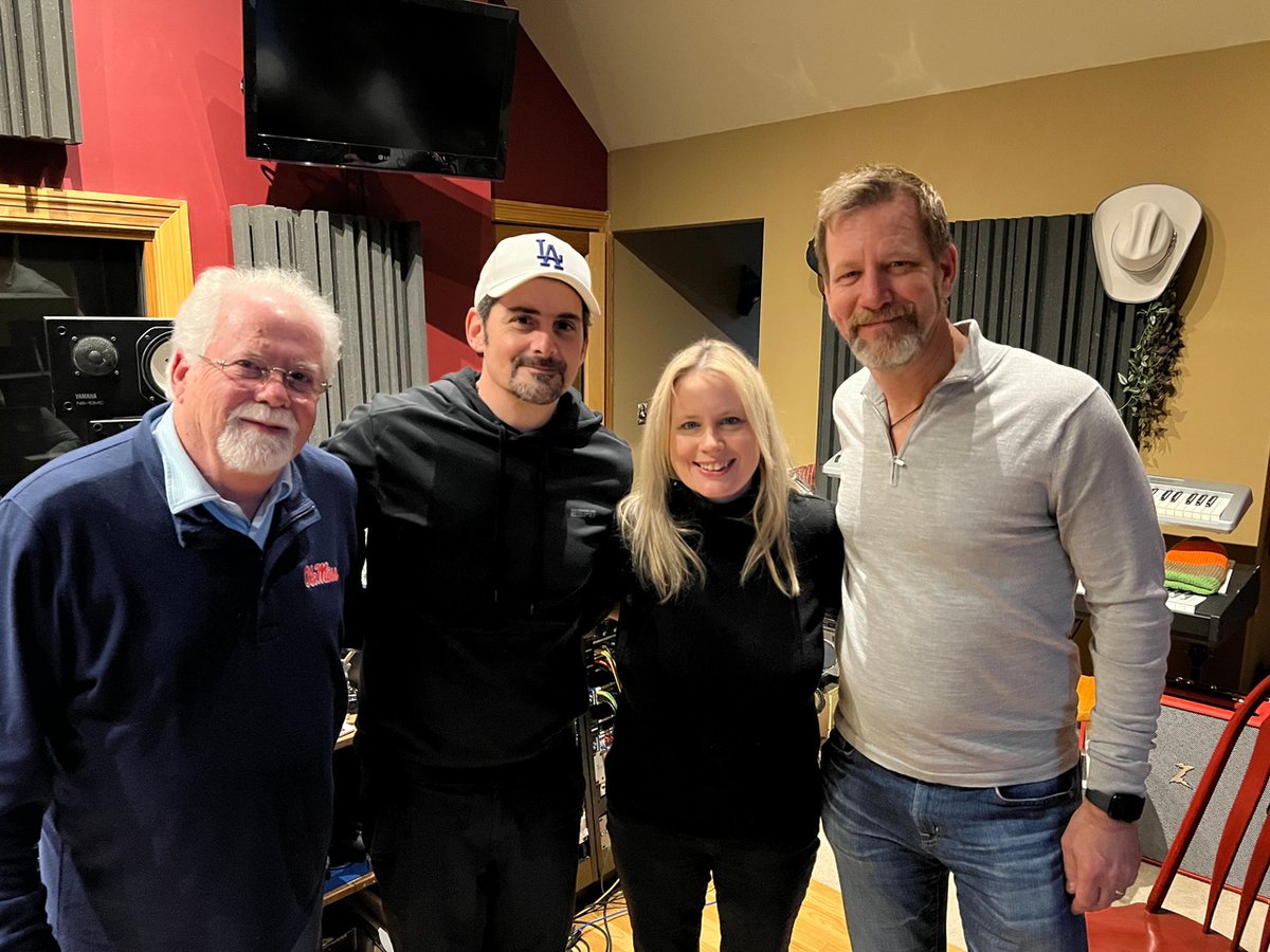 MCA_Universal's tweet image. We are so excited to share the amazing news! @BradPaisley is joining our Universal Music Group Nashville family. For more than 20 years, his songwriting and unmatched showmanship led to numerous accolades and awards! Welcome to the family, Brad!