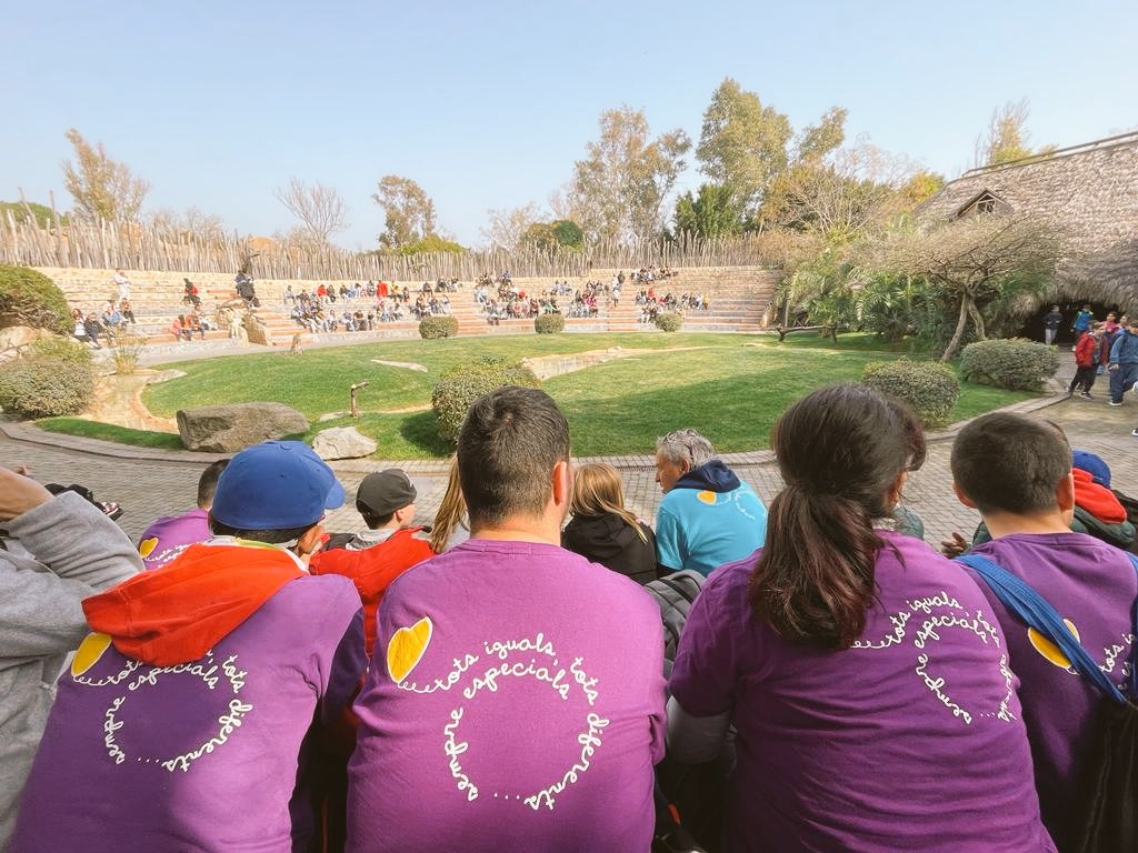 CeeBaix's tweet photo. Res es torna real fins que es viu i s'experimenta 🦧🐯🦒🦏🐘🦁
Experiències que desperten la curiositat pels animals, per saber més sobre la biodiversitat. 
La sortida al @Bioparc València ha sigut tot un éxit per a l'alumnat del  @CeeBaix #PIIE https://t.co/LPXFYnJl17