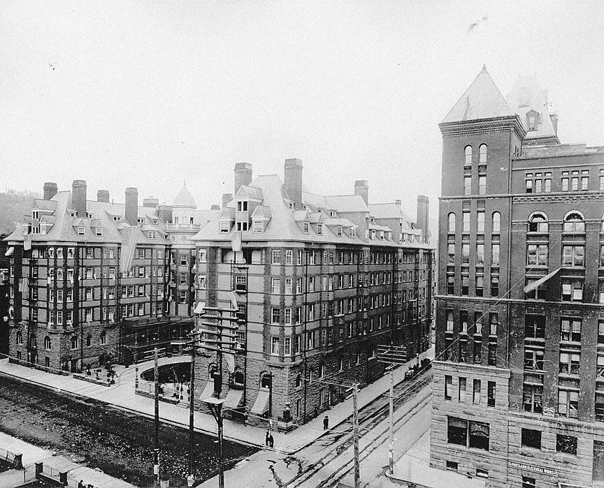 Portlanders... Can you guess the place? 🏨 

It was built with the help of a campaign to raise enough local money and support by Portlanders. Opened in 1980. 💚

#Portland #OldPDX #Architecture #SupportLocal