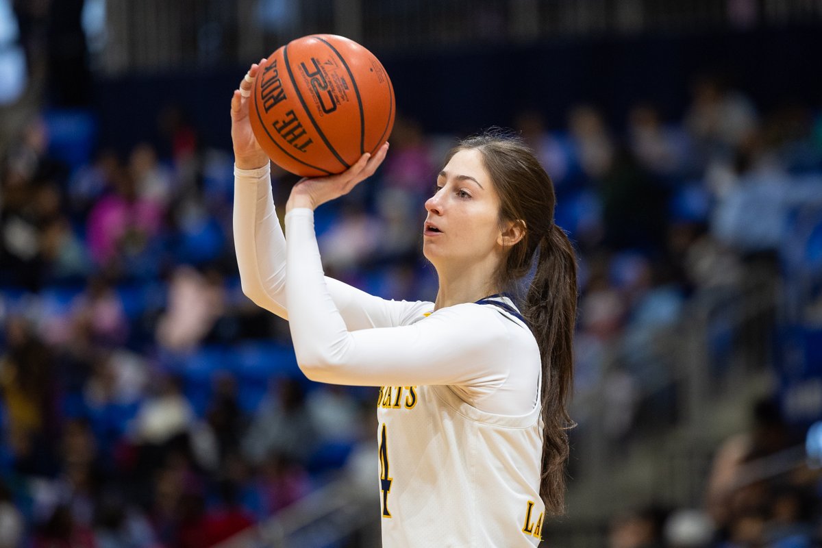QU_WBB's tweet photo. Wishing a very special happy birthday to Ms. Corner Three herself @labargegrace!!! We hope you enjoy your special day!!! 🎉🥳 https://t.co/xc09seNJD9
