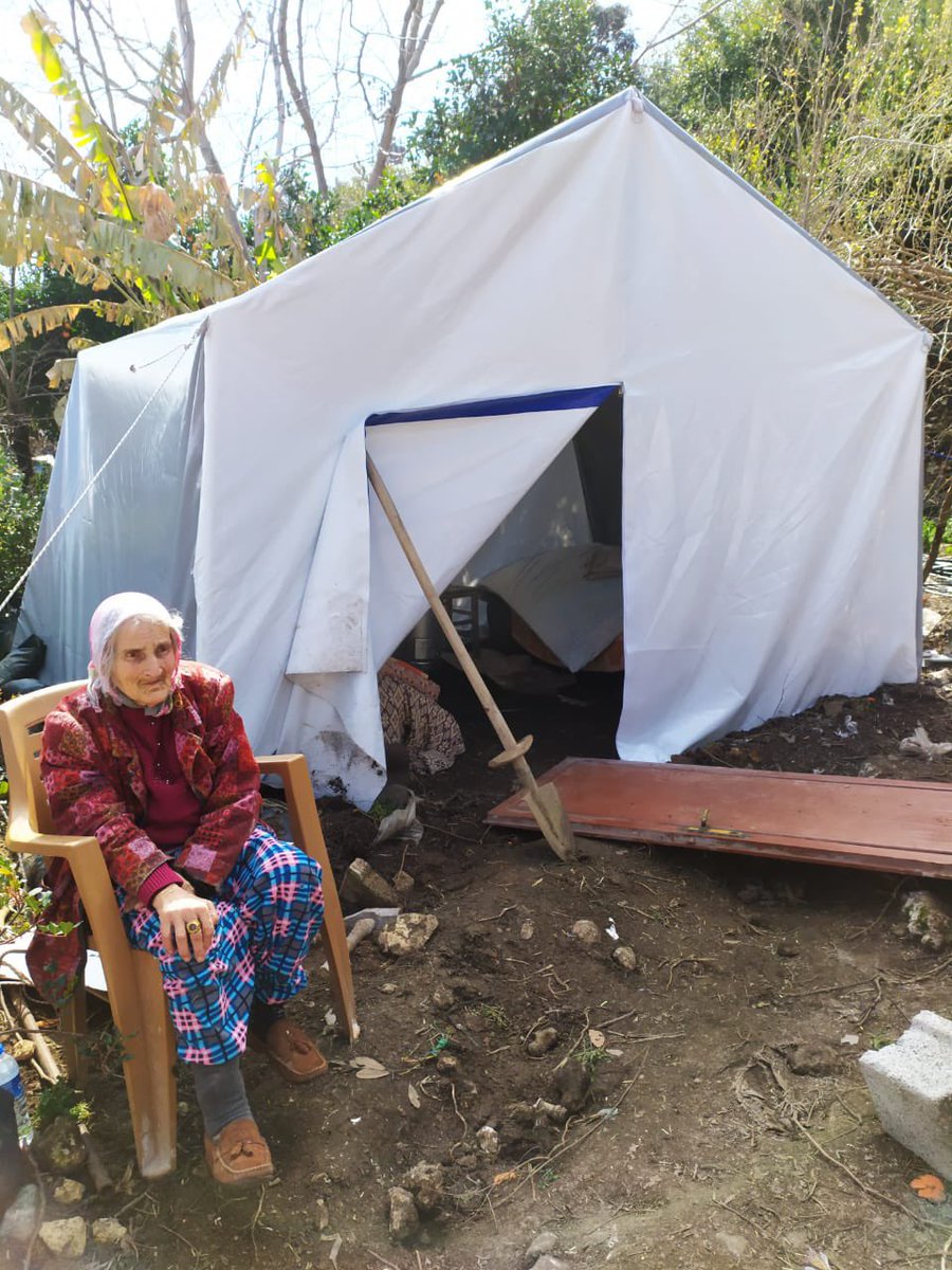 Depremin 17.gününde gelmeyen çadırınıza artık ihtiyacımız yok. Paramızla çadırımızı sobamızı aldık,mobil wc de kurduk. Anneciğim, babacığım, engelli halacığım artık güvende. Halamın hasta bezini de aldım. 
Hepsini not ettik. #YardımParalarıNerede #Susmayacağız