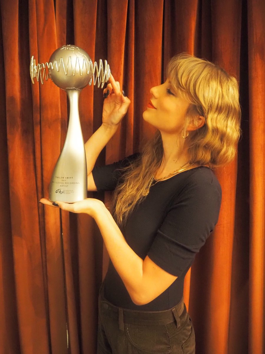 taylorswiftbr's tweet photo. 🚨🚨🚨

Taylor Swift posando com seu prêmio IFPI Global Recording Artist of the Year. https://t.co/SJGFM8trFR