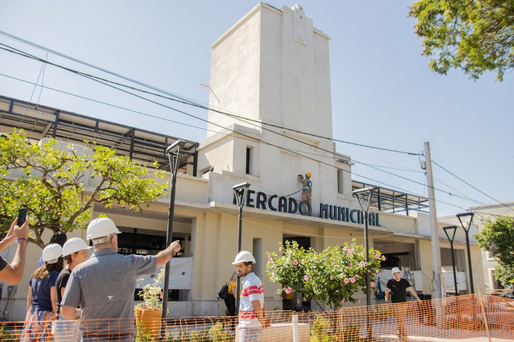 javier_noguera's tweet photo. Hoy recorrí la obra del Mercado Municipal donde avanzamos en los detalles de pintura y la colocación de aberturas y pisos. Estamos muy cerca de su inauguración, prevista para el 15 de marzo. Esta es una obra histórica que traerá trabajo y cambiará la vida de los taficeños. https://t.co/f4eAxr3NnE
