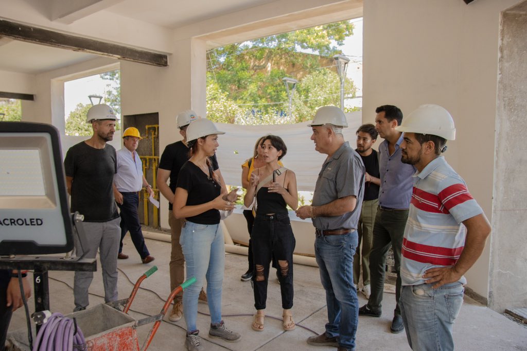 javier_noguera's tweet photo. Hoy recorrí la obra del Mercado Municipal donde avanzamos en los detalles de pintura y la colocación de aberturas y pisos. Estamos muy cerca de su inauguración, prevista para el 15 de marzo. Esta es una obra histórica que traerá trabajo y cambiará la vida de los taficeños. https://t.co/f4eAxr3NnE