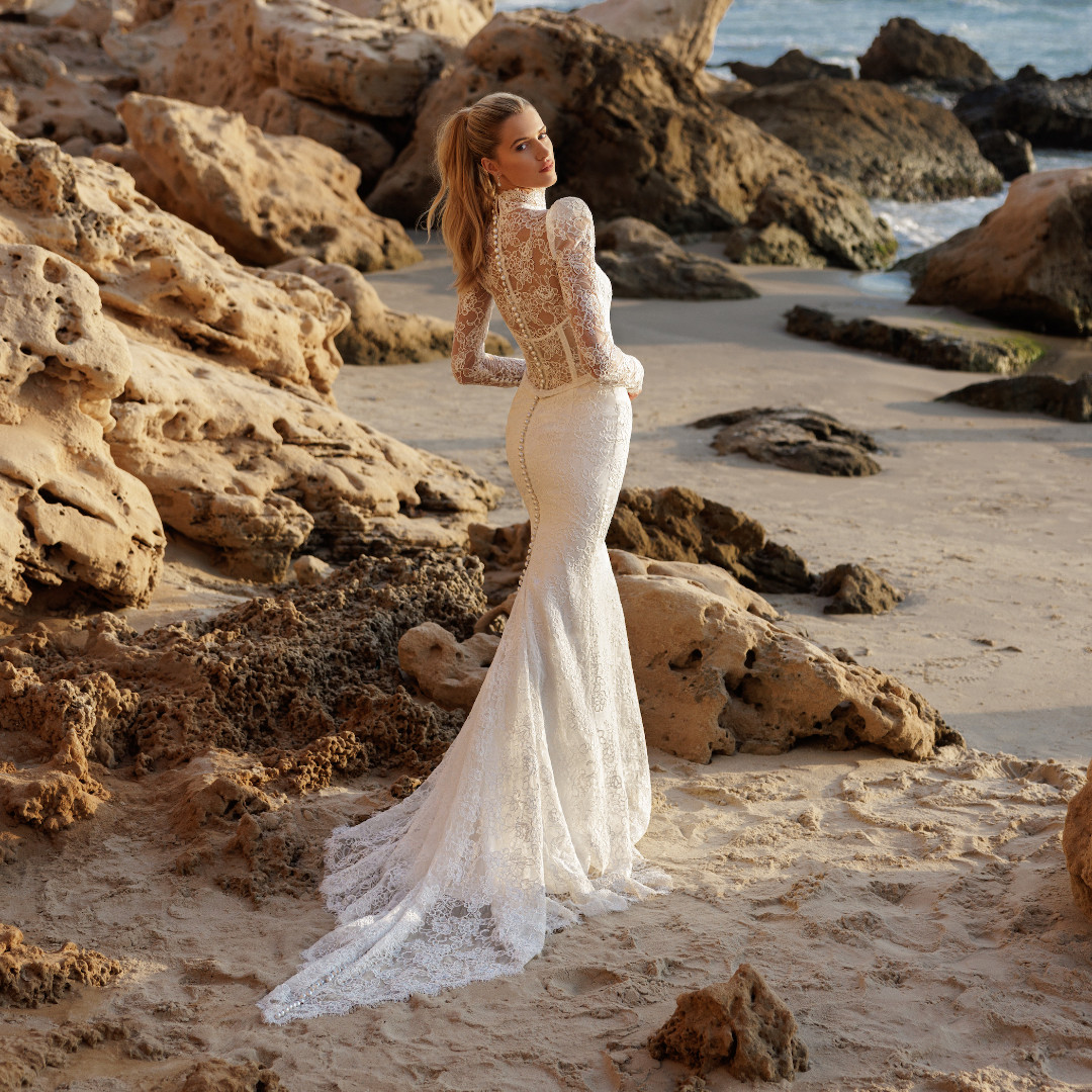 pninatornai's tweet photo. High necklines & bows are big bridal trends for 2023, & you can find both on #PninaTornai #MariagesCollection Style 4965T. Try on this gorgeous wedding gown & more during the next trunk show @KleinfeldBridal from 4/13 - 4/16 & 4/20 - 4/23. ✨
Book here: https://t.co/LR5gaWUThW https://t.co/wHYAuZeZeH