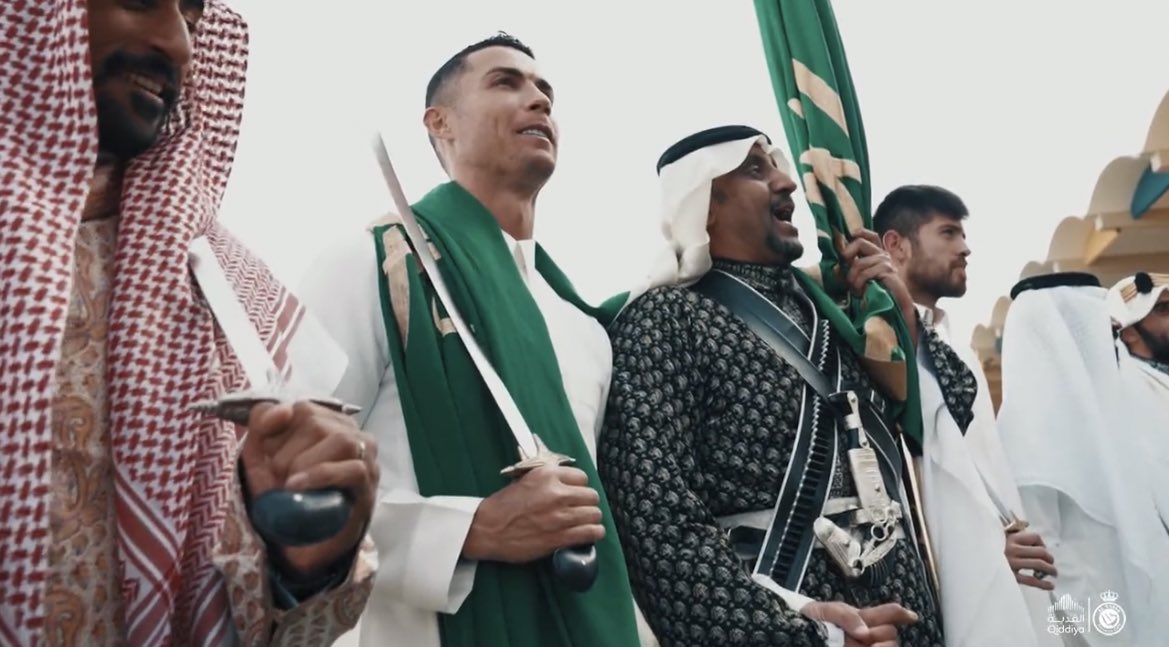 ArobaseGiovanny's tweet photo. 🇸🇦 Cristiano Ronaldo en tenue traditionnelle saoudienne pour célébrer le jour de la fondation du pays https://t.co/VH1CycpeRG