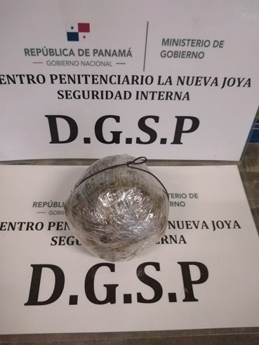 🚫 INCAUTACIÓN: 2 armas de fuego y teléfono satelital fueron decomisados en La Joya el operativo conjunto Armagedón con @ProtegeryServir, adicional 8 envoltorios lanzados por "drones", 61 celulares, 74 platinas, 25 "router", entre otros artículos prohibidos, en La Nueva Joya.
