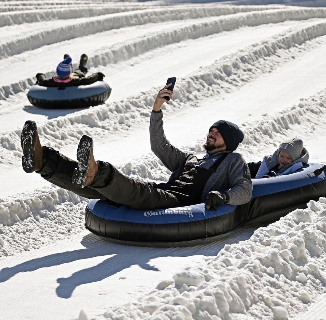 ExploriaResorts's tweet photo. Dad selfies > Dad jokes 😆

Slide into your next vacation on a 350-foot hill at @OberGatlinburg ❄️ Admission separate.
#DadLife #ExploriaLife #VisitGatlinburg
📸 @snowmagicinc https://t.co/EtuseZ0VqF