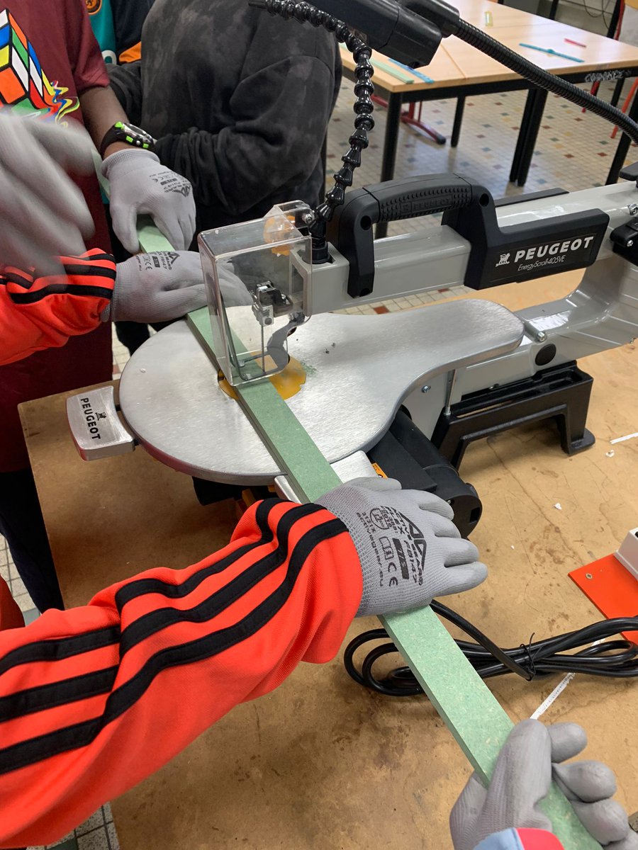 Richard1Combe's tweet photo. "Vacances apprenantes"au collège  Condorcet pour 14 élèves  de Cm2 de l'école  Vaillant.  De la conception à la fabrication de jeux en bois  grâce  au FabLab de la Cité  Éducative Pissevin-Valdegour.
✅️Égalité  des chances
✅️Ouvrir le champ des possibles https://t.co/Lw9fe6GHnH