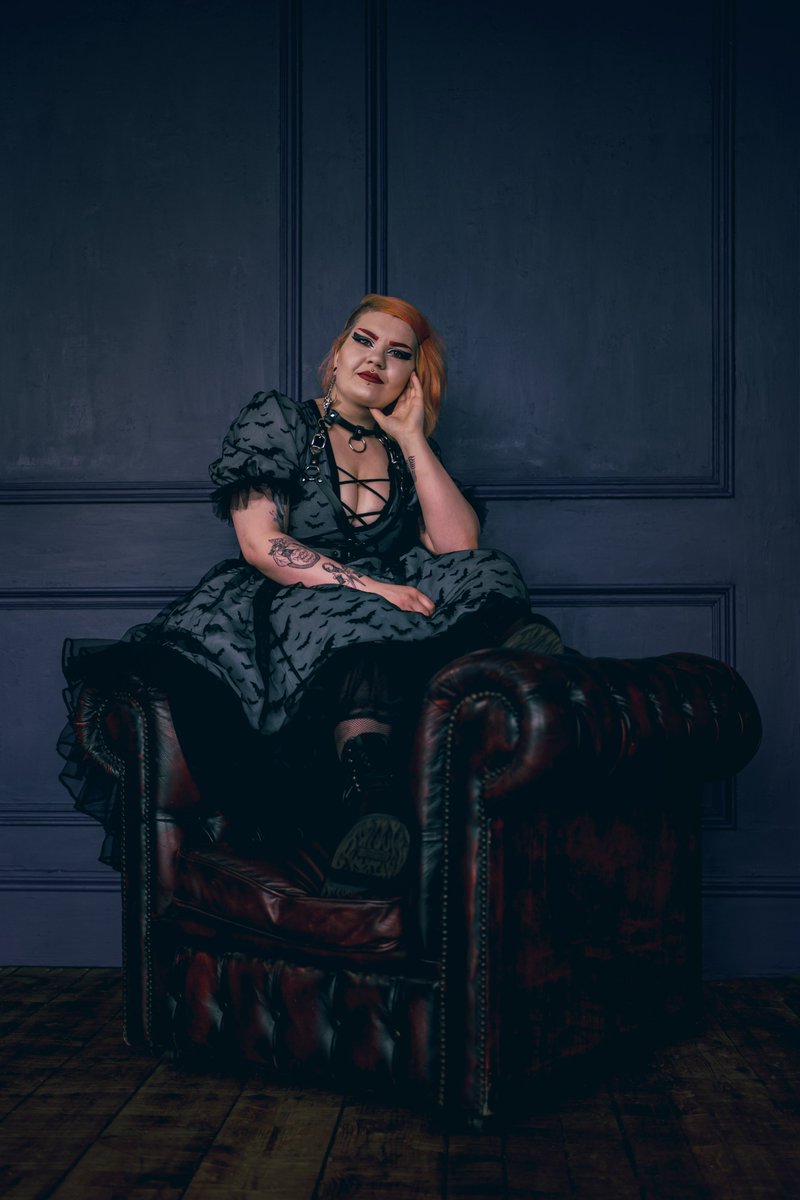 shillphotos's tweet photo. Just taking a moment to appreciate the absolute talent that is @HarleyChainsaw! If you're ever after a robe to kill your husband in be sure to check her out!

#portraitphotography #photographer #photoshoot #fashion #goth #alt #altfashion #altmodel #gothic #batdress #studioshoot https://t.co/K9SAFX2ikW
