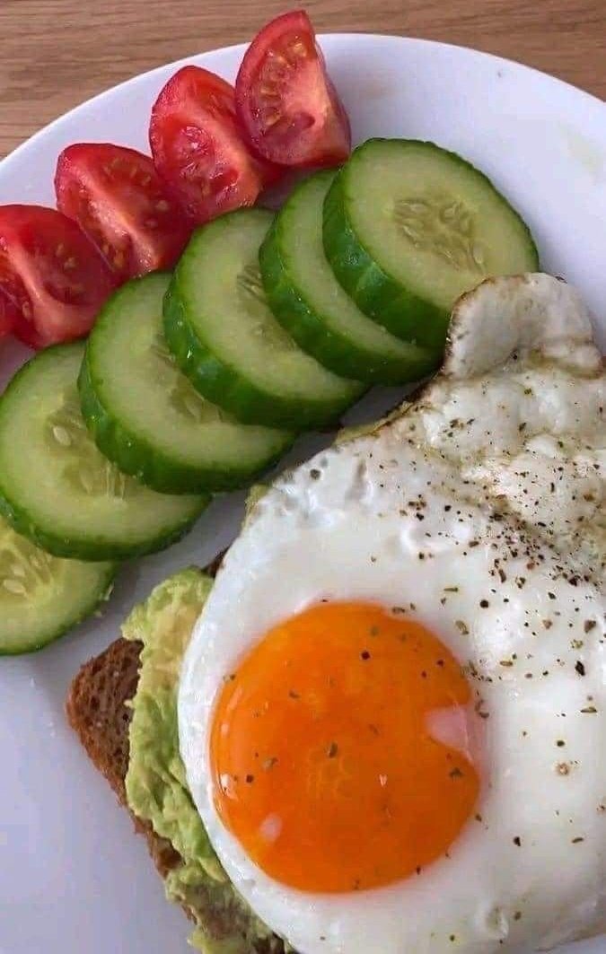NutriologaCielo's tweet photo. Idea sencilla y saludable para tu desayuno 

》Pan tostado 🍞
》Huevo 🍳
》Aguacate 🥑
》verduras🥒🍅

Sígueme para más ideas 😊
Las porciones siempre serán diferentes para cada persona https://t.co/SydVPSOR40