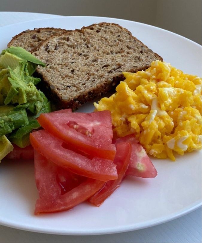 NutriologaCielo's tweet photo. Idea sencilla y saludable para tu desayuno 

》Pan tostado 🍞
》Huevo 🍳
》Aguacate 🥑
》verduras🥒🍅

Sígueme para más ideas 😊
Las porciones siempre serán diferentes para cada persona https://t.co/SydVPSOR40