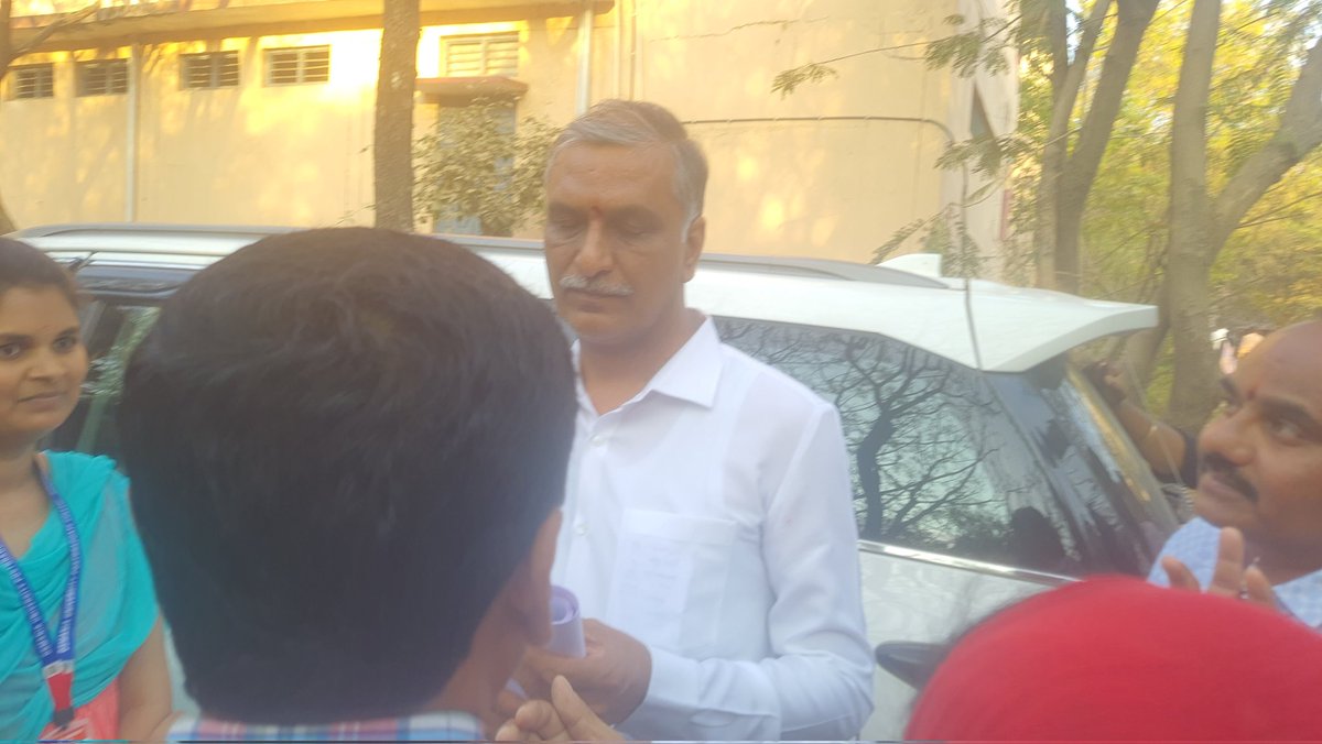 ChowdaramM's tweet photo. Behalf 0f students and management of Osmania University post-graduate college siddipet gave application to the Honorable minister sri T Harish rao gaaru  about to open hostals for boys&amp;girls of post graduates . https://t.co/xgF2ogj3ey