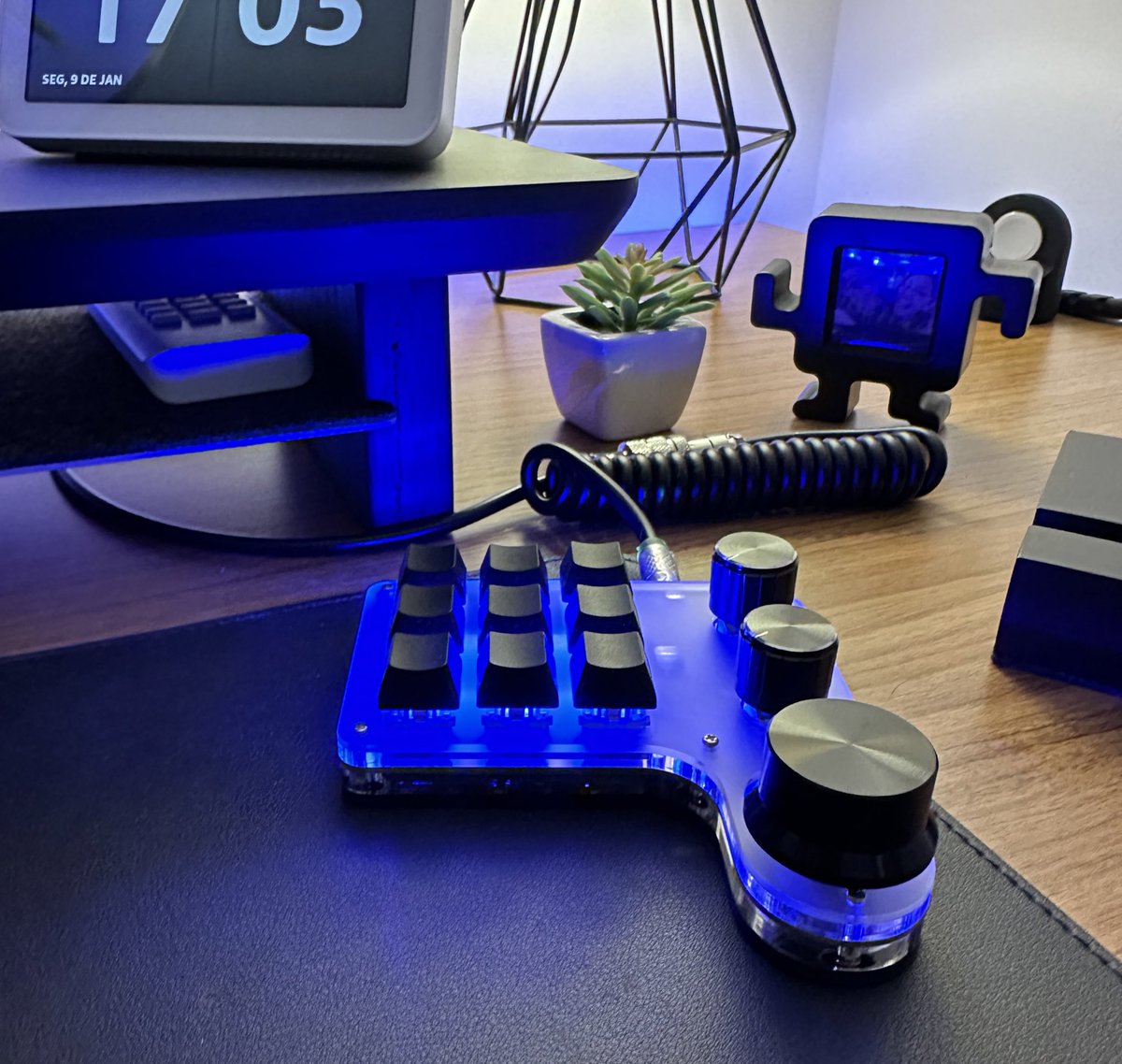 felipefariasl's tweet photo. @_renatoOliveira @xu_online Eu tenho a versão low budget do AliExpress. Eu uso pra controlar iluminação, aplicativos, automações e volume. https://t.co/3cdUWVpSx2