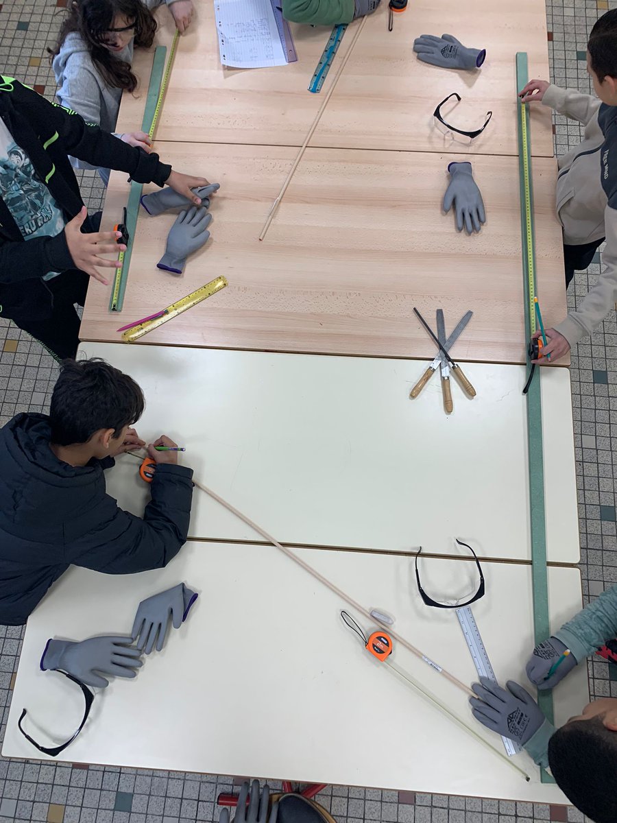 Richard1Combe's tweet photo. "Vacances apprenantes"au collège  Condorcet pour 14 élèves  de Cm2 de l'école  Vaillant.  De la conception à la fabrication de jeux en bois  grâce  au FabLab de la Cité  Éducative Pissevin-Valdegour.
✅️Égalité  des chances
✅️Ouvrir le champ des possibles https://t.co/Lw9fe6GHnH