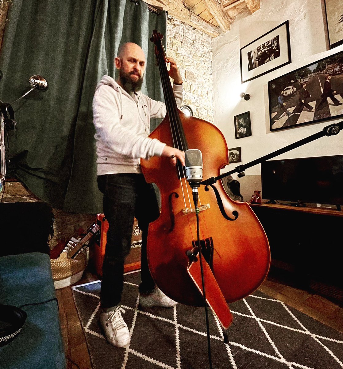 apporrecordings's tweet photo. Aujourd’hui, enregistrement de contrebasse avec l’excellent @davidforgis - autant vous dire que ça a sévèrement groové 

#enregistrement #recording #studiodenregistrement #studiodenregistrementlyon #contrebasse #groove #recordingstudio #neumann #applesandorangesrecordings https://t.co/ifBQpsl6N6