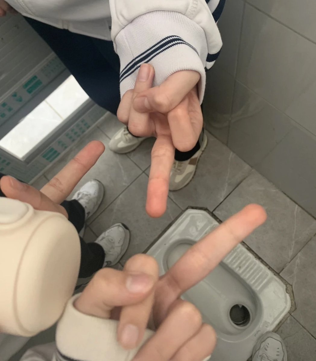 xuans2007's tweet photo. 在厕所被三位女高祖宗中指鄙视，���是不把你当人！像你们这种废物只有被当傻逼随意取款才算有活着的意义！#榨金 #吐钱  #提款机 #辱骂 #羞辱 #ATM奴 #无脑贡 #女s #压榨奴  #吸金 #女尊男卑 #报销奴 #账单奴  #ATM打钱奴 https://t.co/DQop83BFQ8