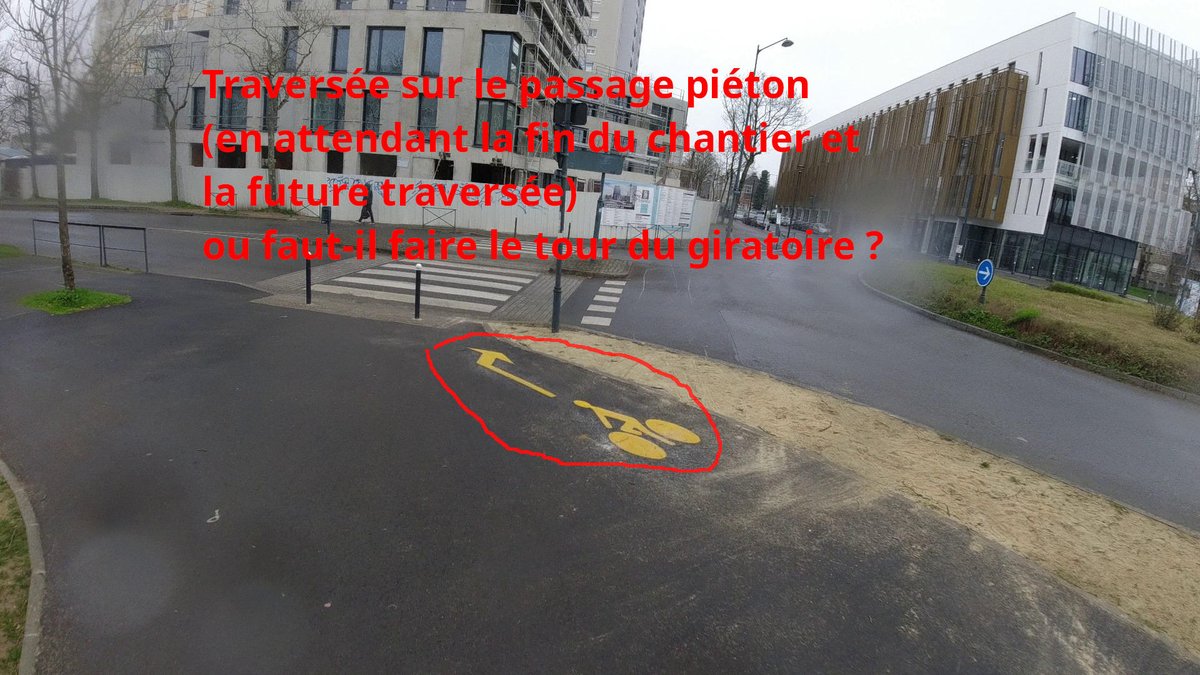 RzhBuan's tweet photo. @metropolerennes @ValFaucheux @MTheurier bonjours le #REV de Noyal était barré au bout jusqu'à fin 2022.
Des pictos sont apparus il y a 15 jours mais :
Sommes nous autorisé à traverser sur le passage piéton pour rejoindre la piste ou faut-il faire le tour du giratoire ? #pasClair https://t.co/fqyBrJl3Cz