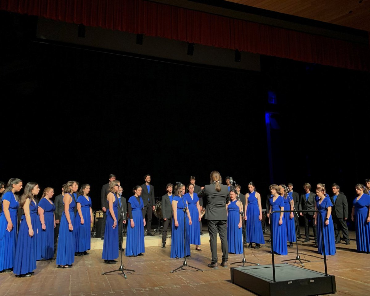 CoroJovenesMad's tweet photo. Hoy compartimos algunas fotos del concierto de ayer en Toledo. 📸🤩
Fue un placer actuar junto al coro y la banda del Scarsdale Highschool. 👏💙
Muchas gracias al @PCT_El_Greco  por la acogida.
¡Volveremos! 🔙 https://t.co/FfvvYWvASR