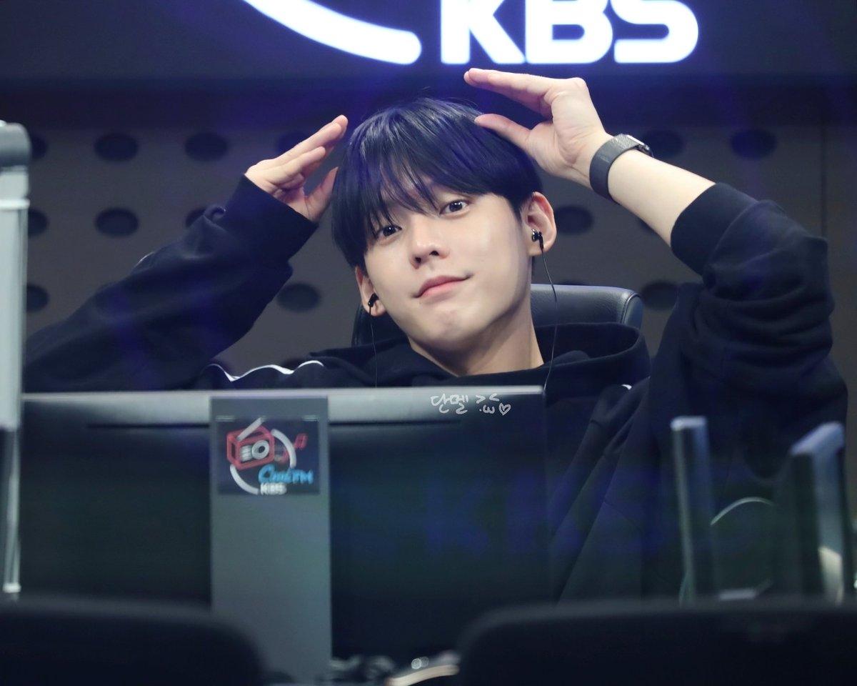 230222 비키라

보고싶었다구! 이 시나몬롤두!!🥹

#허타람찌 #BTOB #비투비 #이민혁 #HUTA <a href="/btob2mh/">HUTA</a>