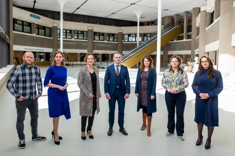 Volg vrijdag de presentatie parlementaire enquête gaswinning via de livestream van de Tweede kamer⤵️
tweedekamer.nl/vergaderingen/…

Of via de app Debat Direct ⤵️
tweedekamer.nl/debat-en-verga…

Liever samen kijken? Op onze website lees je waar dat kan⤵️ 
eemsdelta.nl/volg-vrijdag-d…