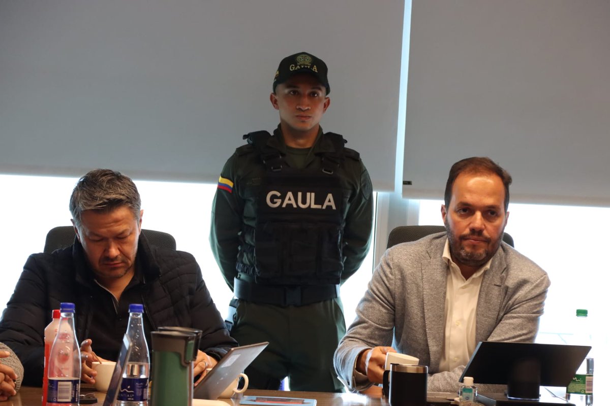GaulaPolicia's tweet photo. #AEstaHora | Se articula mesa de trabajo para el desarrollo del #SimulacroTáctico con directivos de British American Tobacco, con el fin de retroalimentación y acciones para minimizar la afectación de los delitos de secuestro o extorsión.

¡No dejes que te engañen! #Línea165 ☎️ https://t.co/H9ApAV93vn