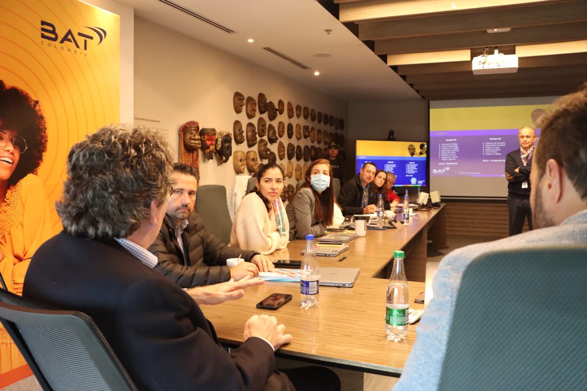 GaulaPolicia's tweet photo. #AEstaHora | Se articula mesa de trabajo para el desarrollo del #SimulacroTáctico con directivos de British American Tobacco, con el fin de retroalimentación y acciones para minimizar la afectación de los delitos de secuestro o extorsión.

¡No dejes que te engañen! #Línea165 ☎️ https://t.co/H9ApAV93vn