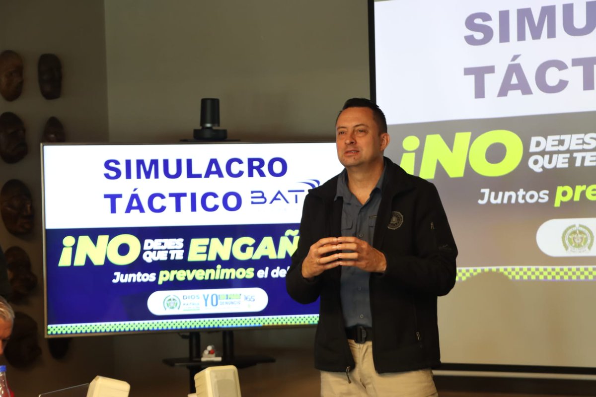 GaulaPolicia's tweet photo. #AEstaHora | Se articula mesa de trabajo para el desarrollo del #SimulacroTáctico con directivos de British American Tobacco, con el fin de retroalimentación y acciones para minimizar la afectación de los delitos de secuestro o extorsión.

¡No dejes que te engañen! #Línea165 ☎️ https://t.co/H9ApAV93vn