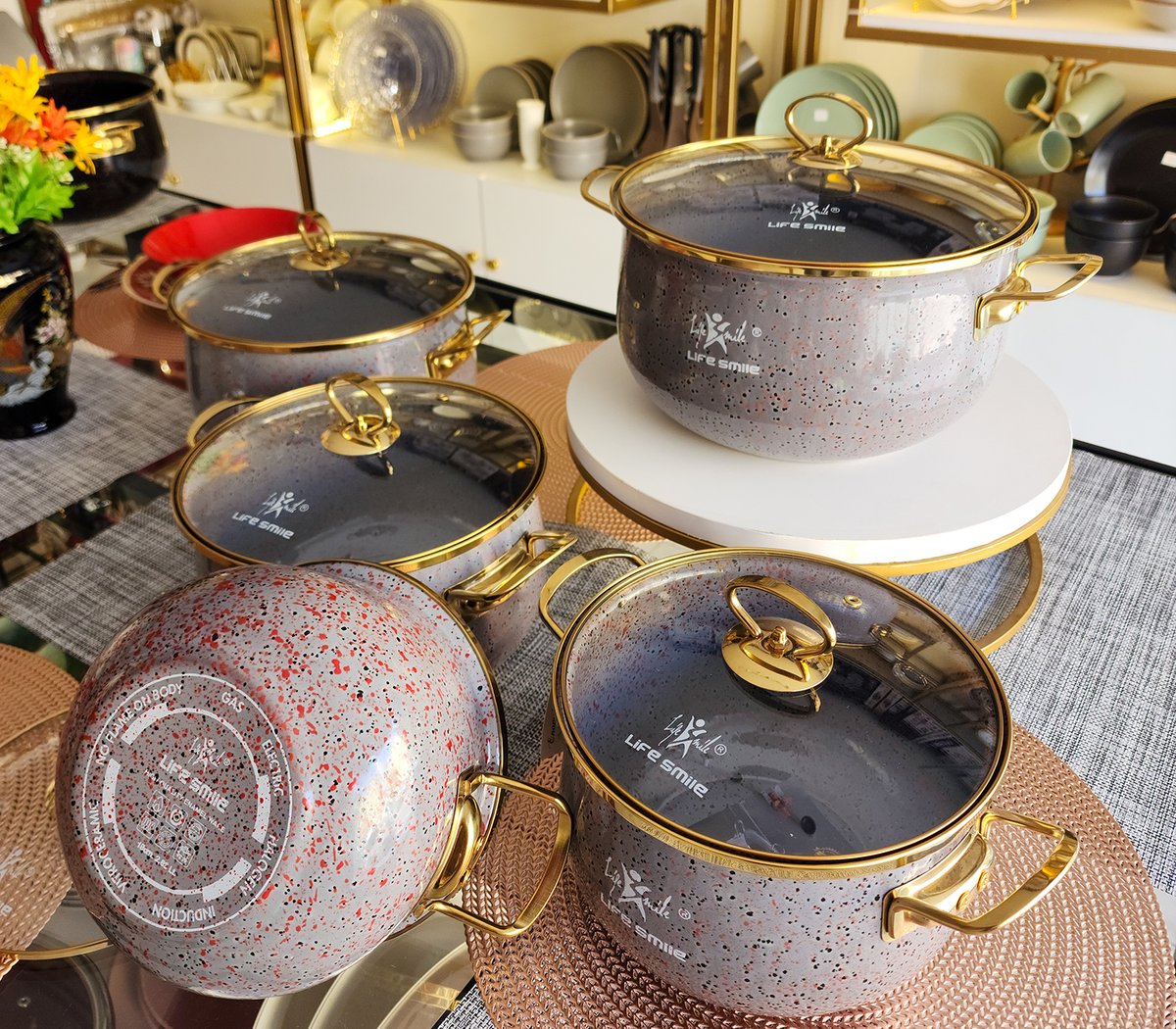 KitchenFlaire's tweet photo. Add some flair to your kitchen with our sleek enamel pots! 
These 5 pots set come in both grey and black, making it a stylish addition to your cookware collection. 

Sizes: 18CM, 20CM, 22CM, 24CM &amp; 26CM.

🍳👌 #enamelpots #cookware #kitchenessentials    #Nonstick #Scratchproof https://t.co/ICtnN4W6JO