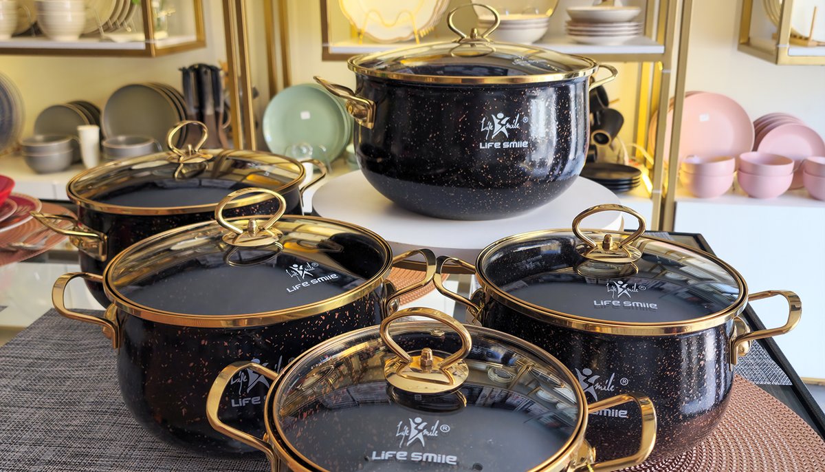 KitchenFlaire's tweet photo. Add some flair to your kitchen with our sleek enamel pots! 
These 5 pots set come in both grey and black, making it a stylish addition to your cookware collection. 

Sizes: 18CM, 20CM, 22CM, 24CM &amp; 26CM.

🍳👌 #enamelpots #cookware #kitchenessentials    #Nonstick #Scratchproof https://t.co/ICtnN4W6JO