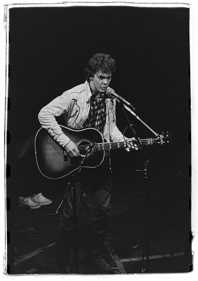 #WaybackWednesday This photo taken at the Cellar Door in Washington, D.C. back in ‘78 or ‘79 shows you what Old Gibs, my mainstay 1949 Gibson SJ guitar, looked like when I first bought it.

He was pretty dog gone fresh faced. (And so was I!)

Photo by Don Hamerman

#thecellardoor