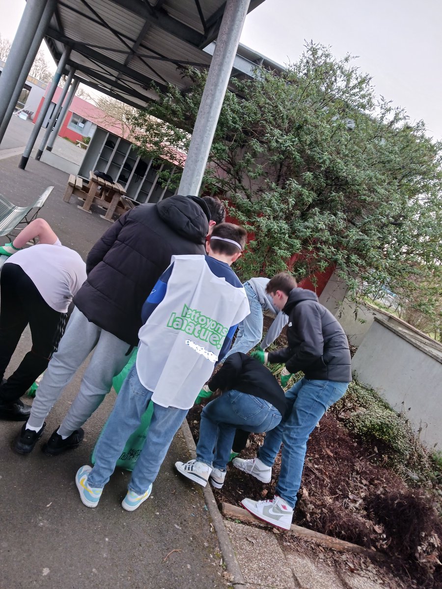 ZolaCollege's tweet image. Le début d'une semaine banalisée riche autour de la citoyenneté, de la santé, du vivre ensemble et de l'environnement pour tous les élèves de 3ème et 5ème au @Zolacollege : sécurité civile, engagement associatif, égalité filles garçons, développement de l'esprit critique...#CESCE