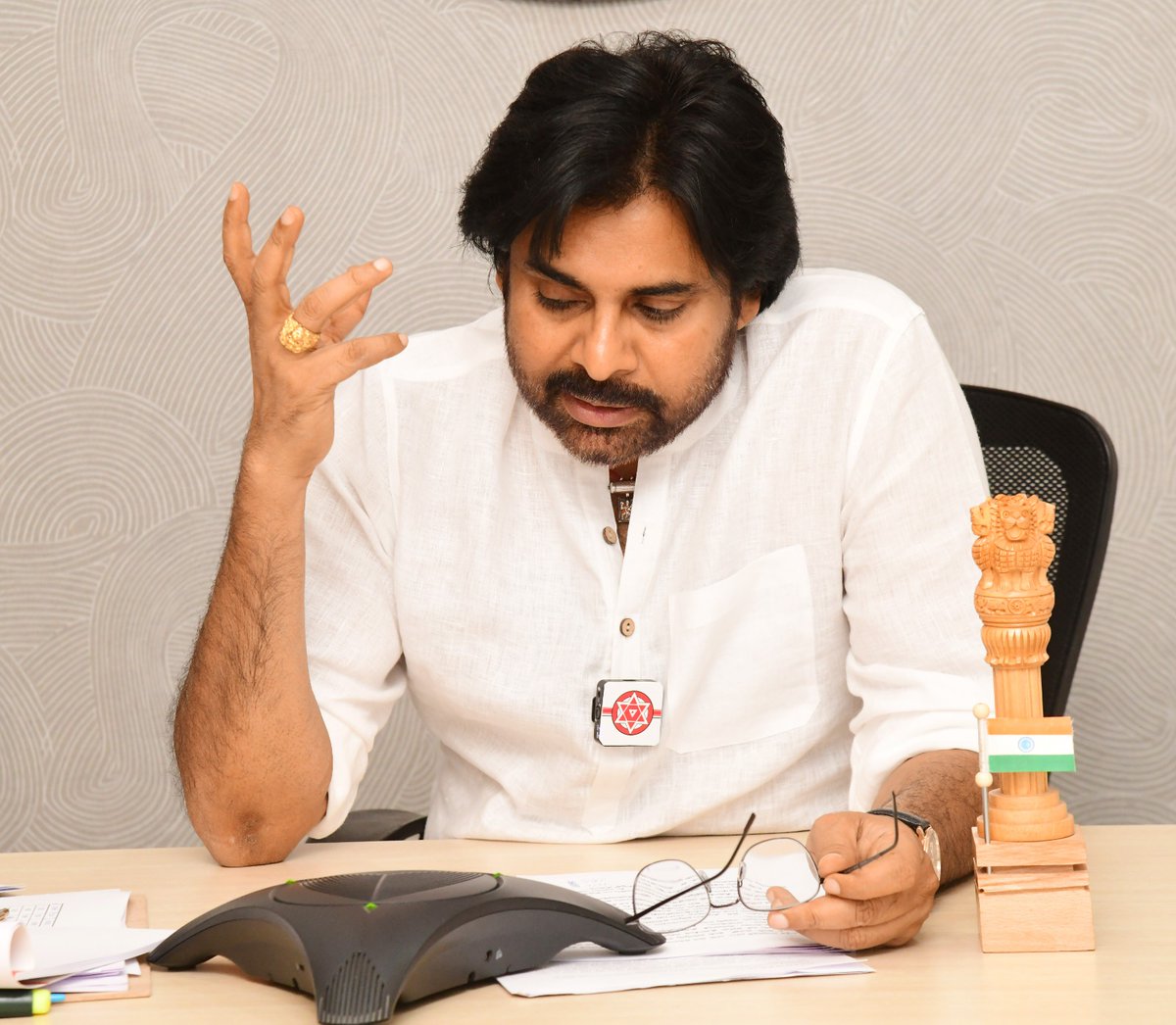 JanaSenaParty's tweet photo. ఆశయ బలంతో త్రికరణ శుద్ధిగా పని చేసే కార్యకర్తలే జనసేన బలం

•పార్టీ నాయకులతో టెలీ కాన్ఫరెన్స్ లో జనసేన పార్టీ అధ్యక్షులు శ్రీ @PawanKalyan గారు

Video link: https://t.co/BfYTeIMX5B

#JSPMembershipPhase3 https://t.co/LYnOHWoWcq