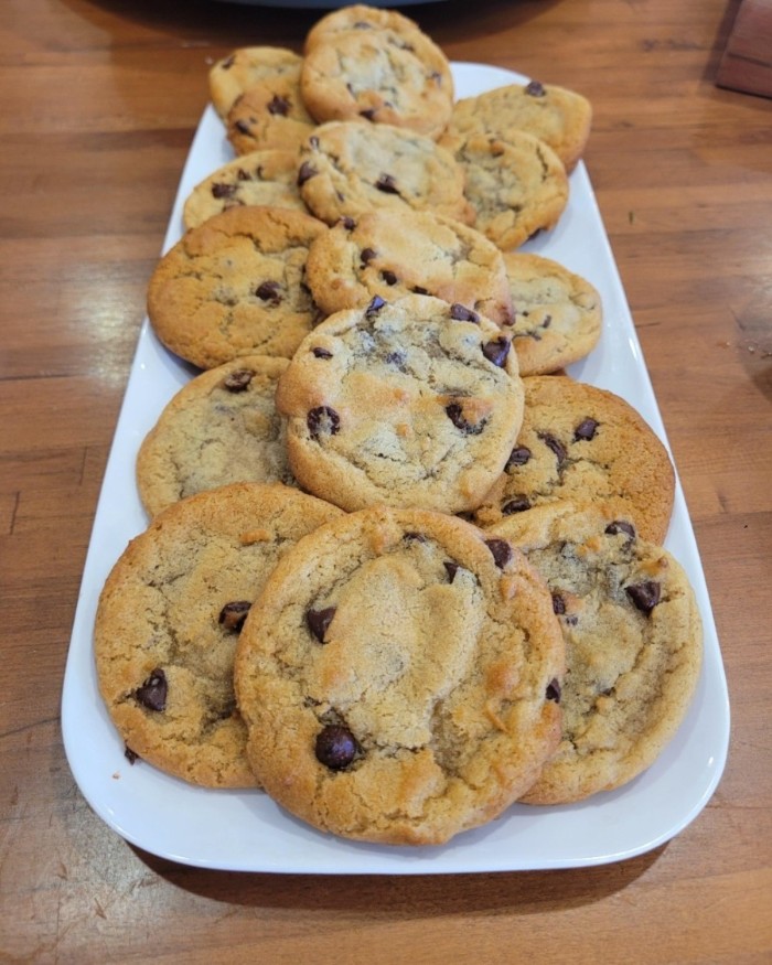 BagginsArizona's tweet photo. Cookies make everything better... even this wind that is kicking up today. Let us bake you a dozen or get some dough to go! #BGS #bestcookies #baggins #bagginsbakes https://t.co/H5pEJrgNbs