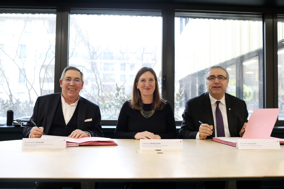 CGrandjean_'s tweet photo. Deux tiers des décrocheurs scolaires sont issus de la voie professionnelle. Tous les acteurs de l'enseignement et de la formation doivent agir ensemble sur ce sujet.

🤝Ravie de signer aujourd'hui le nouveau partenariat entre la @CroixRouge et le réseau des @e2cfrance. https://t.co/hkRTu8wrsb