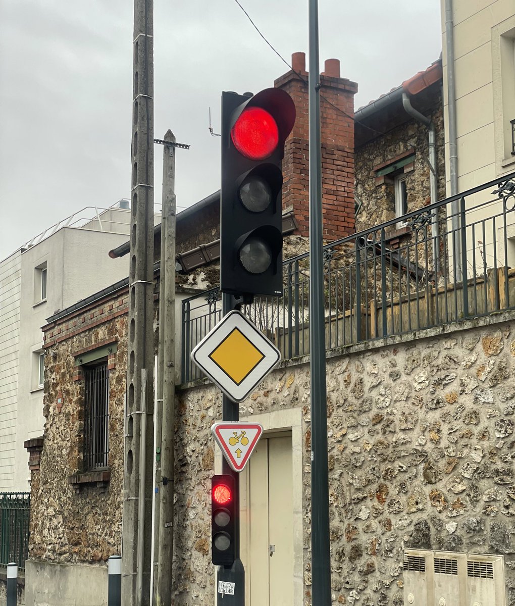 BoireVladimir's tweet photo. Issus d’un projet lauréat au #budgetparticipatif2022, les panneaux #M12 font leur apparition dans @Saintcyrlecole pour le plus grand bonheur des #cyclistes.
Je salue le travail d’@al0, porteur du projet, et celui des services techniques qui ont permis la mise en œuvre.
#velo https://t.co/5HOCLJIaNt
