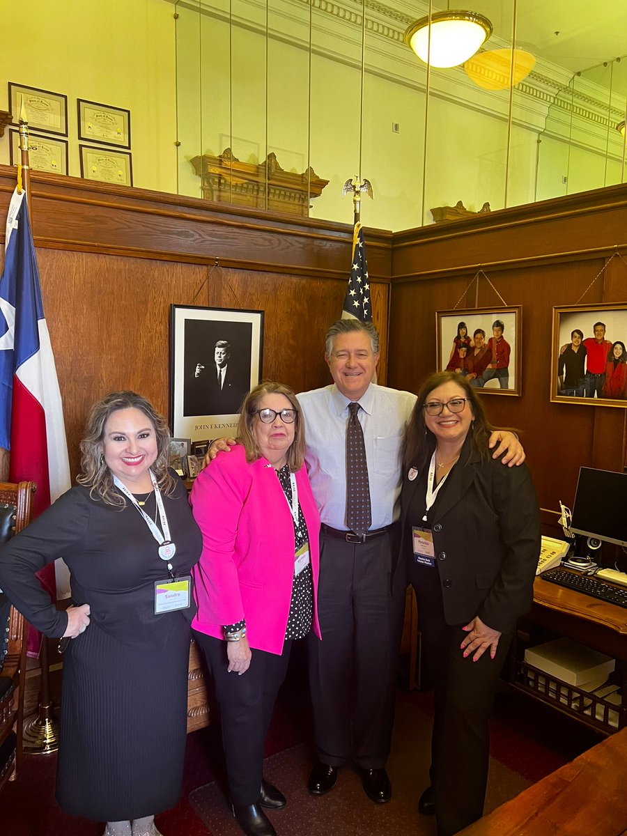 RYHT_SouthTX's tweet image. Thank you to @RepRaymond for meeting with our #HD42 alumni to discuss public education issues in Laredo! Thank you for being so supportive of public education! #TxEd #TxLege #TxEdStartsHere #SouthTexas