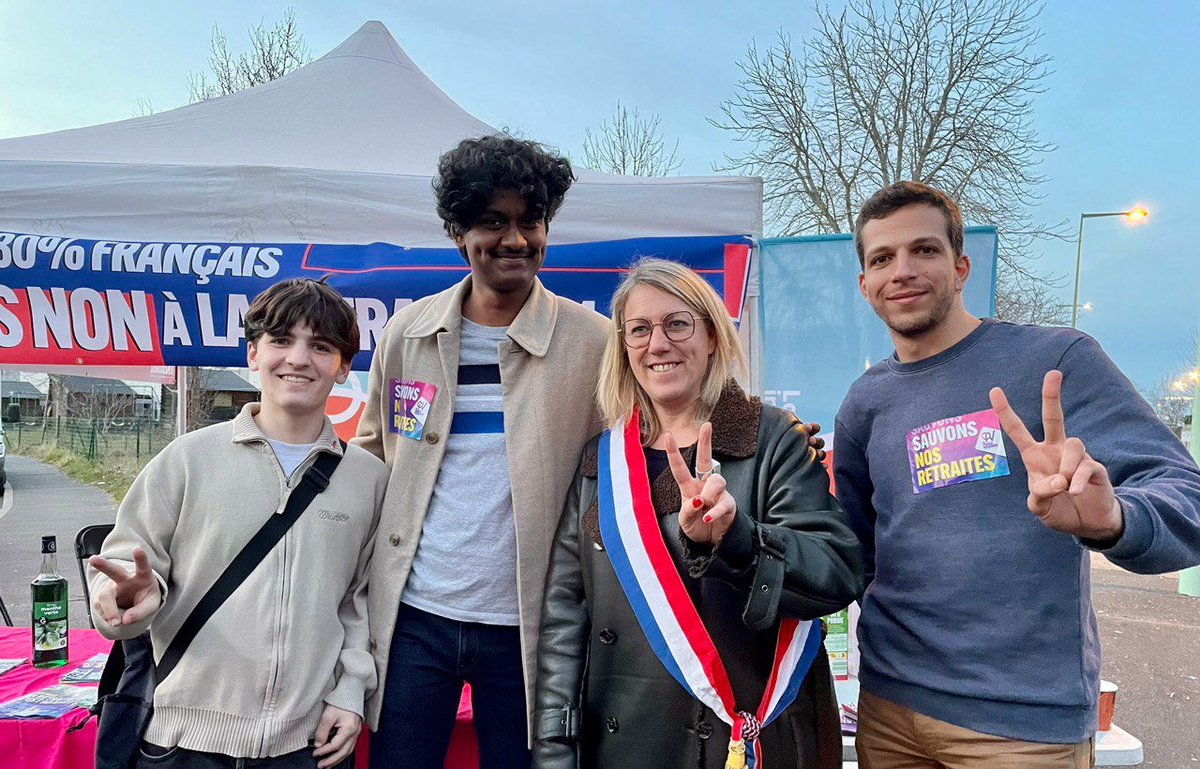 CaravanesPop's tweet photo. 🚐 CARAVANE POPULAIRE #POURNOSRETRAITES – Étape 2 : Chalette-sur-Loing avec @SimonnetDeputee.

🗣️ "On a suivi les débats à la télé. Grâce aux députés insoumis, on a compris les mensonges du gouvernement. Ils portent notre colère !"

#CaravanePopulaire 
👉 https://t.co/5COV1bRn9P https://t.co/NffrxiTk7K