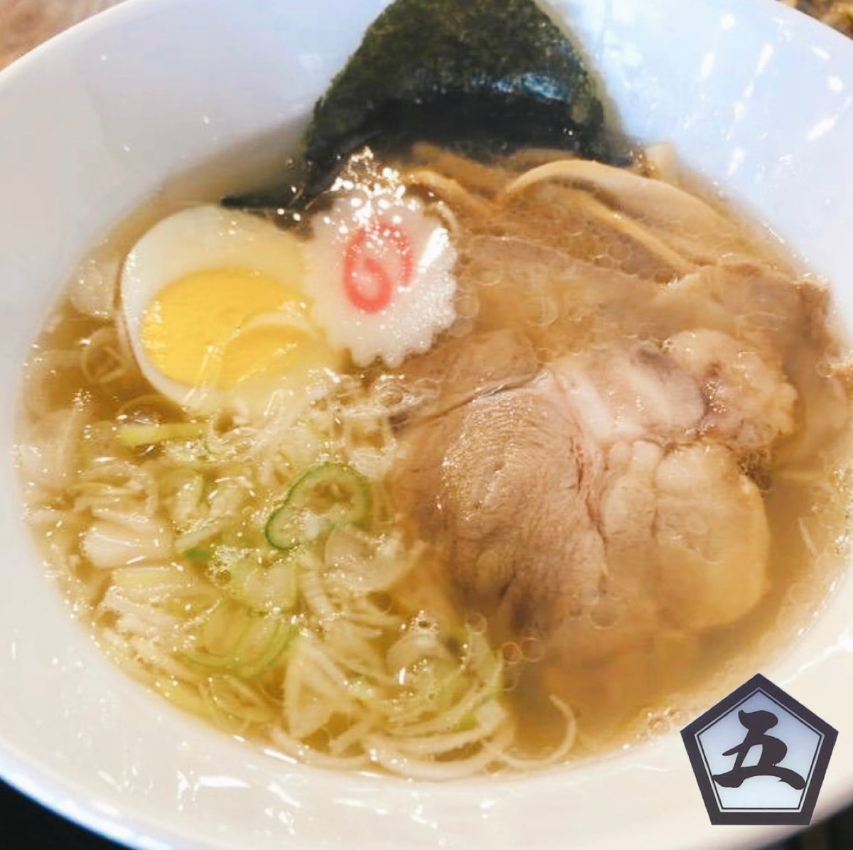 gonozenn's tweet photo. 五の膳で人気メニューとなっております
醤油ラーメン🍜*゜
スープはとってもあさっさりしており
上品な味付けとなっております。
トッピングを増やしたり五の膳の特性卵かけご飯と一緒に食べるのもオススメです!!
是非1度ご賞味ください🍜🍥
#ラーメン #らーめん #五の膳 #醤油ラーメン https://t.co/9WPm0QdHpi